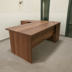 Bureau d’angle en bois naturel – Design fonctionnel pour espace professionnel moderne