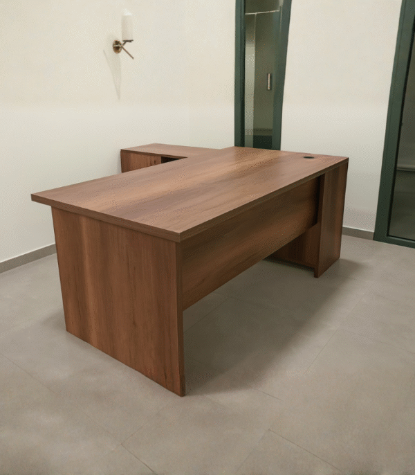 Bureau d’angle en bois naturel – Design fonctionnel pour espace professionnel moderne