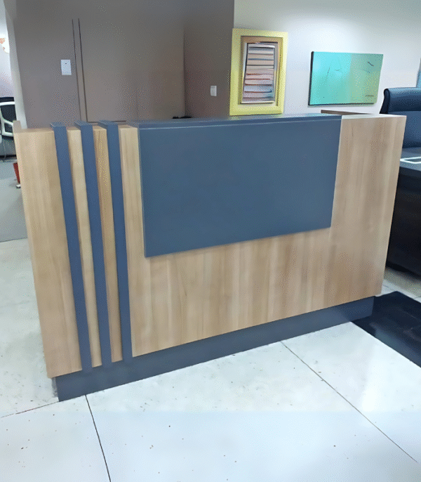 Comptoir d’accueil bois & gris foncé – design structuré et professionnel