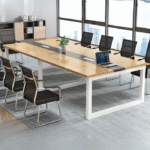 Table de réunion bois clair & blanc – Fonctionnalité moderne et ambiance professionnelle