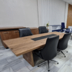 Table de réunion bois foncé & insert noir – Élégance exécutive et fonctionnalité intégrée