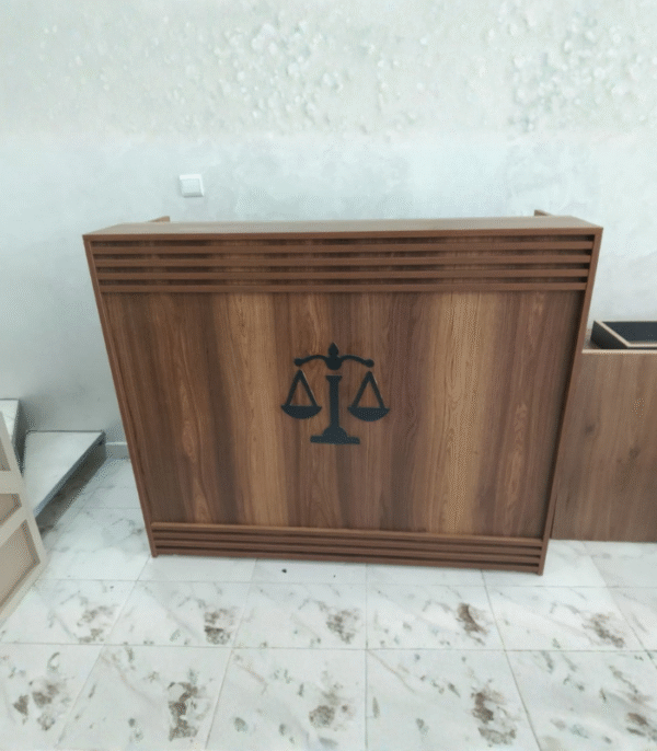 Comptoir d’accueil bois & gris – avec emblème de justice gravé