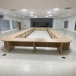 Table de conférence  Géante en bois en U – Solution idéale pour réunions et conseils
