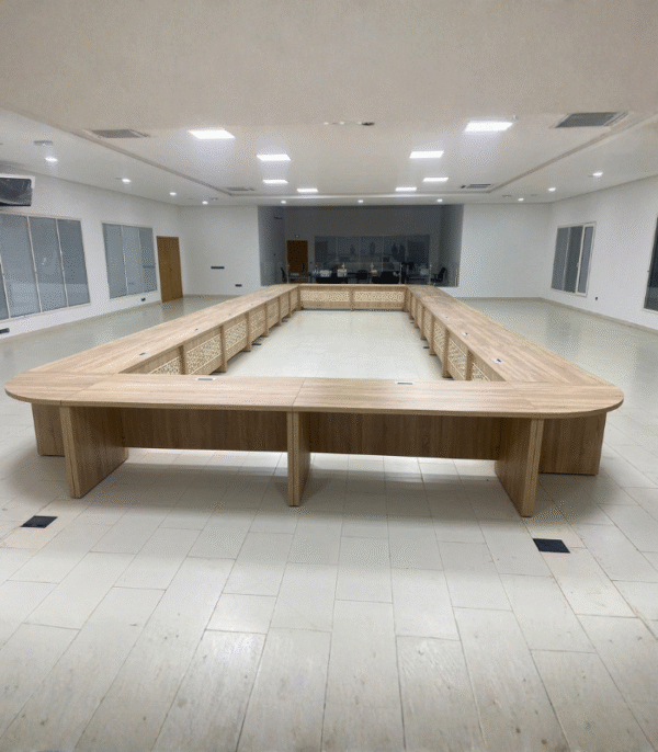 Table de conférence  Géante en bois en U – Solution idéale pour réunions et conseils