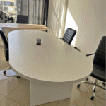 Table de réunion ovale blanche – Design épuré pour espaces professionnels modernes