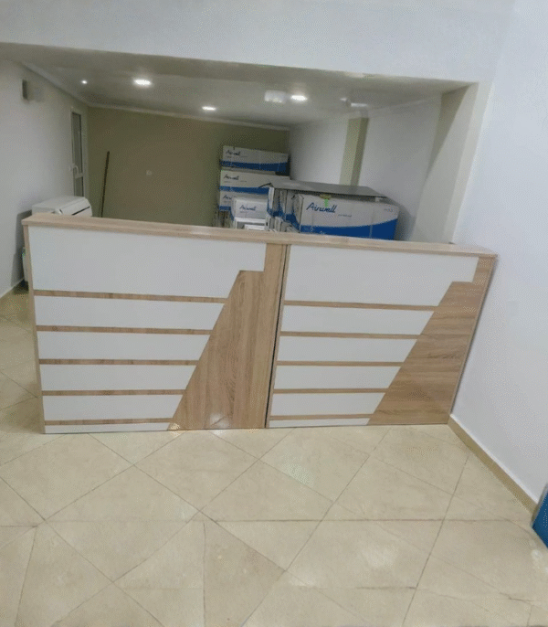 Comptoir d'Acceuil bois & blanc – design graphique à bandes horizontales