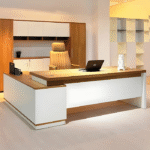 Bureau direction bois clair & blanc – avec rangement assorti