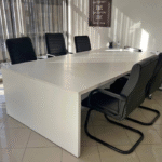Table de réunion blanche – Minimalisme professionnel et ambiance motivante