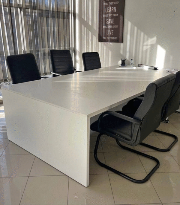 Table de réunion blanche – Minimalisme professionnel et ambiance motivante