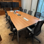 Table de conférence bois & métal – Mobilier stratégique pour réunions professionnelles