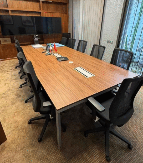 Table de conférence bois & métal – Mobilier stratégique pour réunions professionnelles