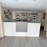 Comptoir d’accueil blanc & gris