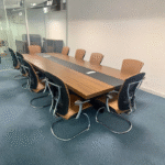 Table de réunion bois & insert noir – Design moderne pour bureaux professionnels