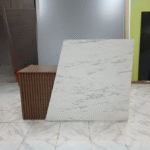Panneau bois à lames verticales & dalle marbre blanc veiné – duo décoratif pour showroom ou espace technique
