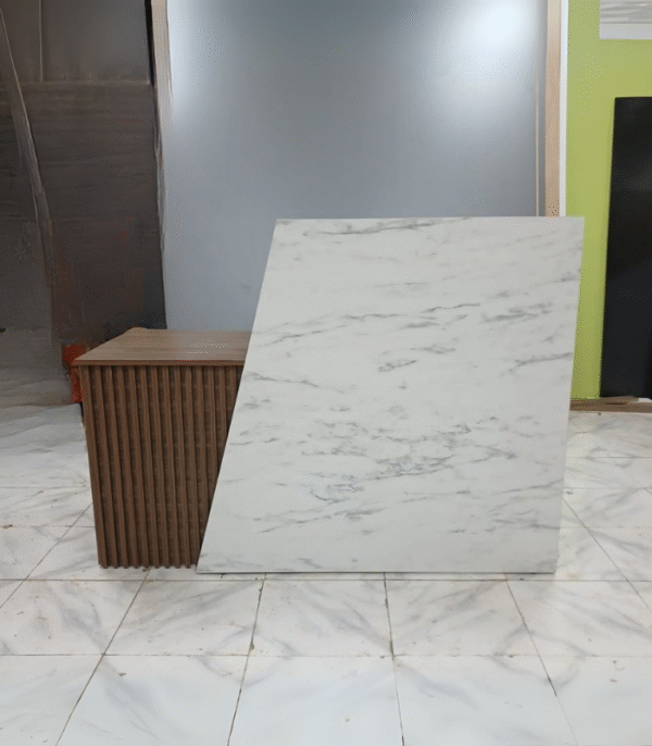 Panneau bois à lames verticales & dalle marbre blanc veiné – duo décoratif pour showroom ou espace technique