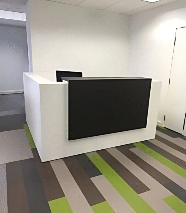 Comptoir d’accueil blanc avec panneau frontal foncé – design épuré