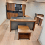 Bureau direction bois foncé & gris – avec mobilier coordonné