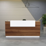 Comptoir d’accueil bois avec cadre lumineux blanc – design contemporain et angulaire