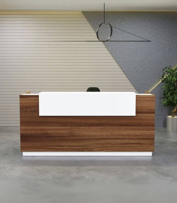 Comptoir d’accueil bois avec cadre lumineux blanc – design contemporain et angulaire