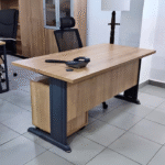 Bureau direction bois foncé & noir – avec mobilier assorti