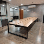 Table de réunion bois clair & structure noire – Élégance fonctionnelle pour bureaux modernes