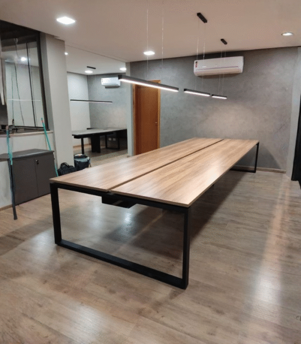 Table de réunion bois clair & structure noire – Élégance fonctionnelle pour bureaux modernes