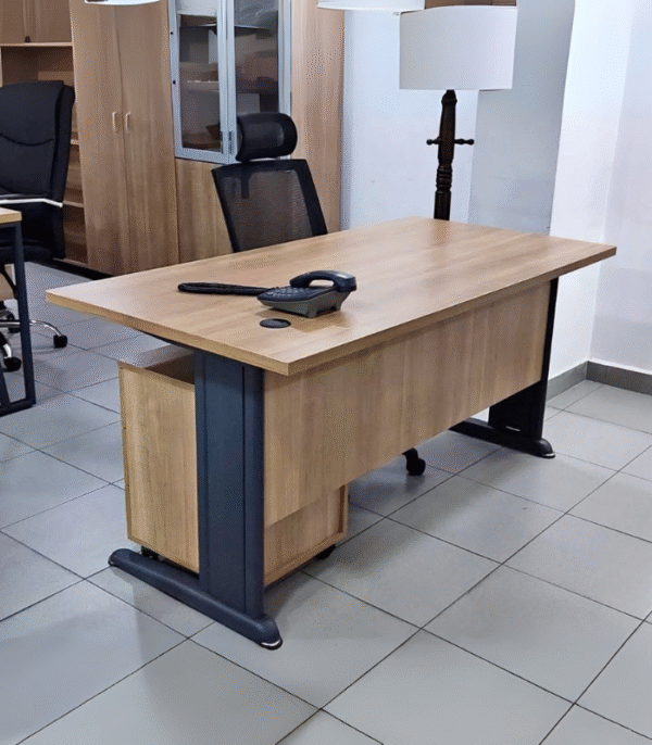 Bureau direction bois foncé & noir – avec mobilier assorti