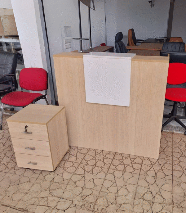 Comptoir d’accueil bois clair & blanc – avec caisson 3 tiroirs assorti