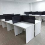 Postes de Travail Modulaires – Cloisonnés, Élégants et Fonctionnels