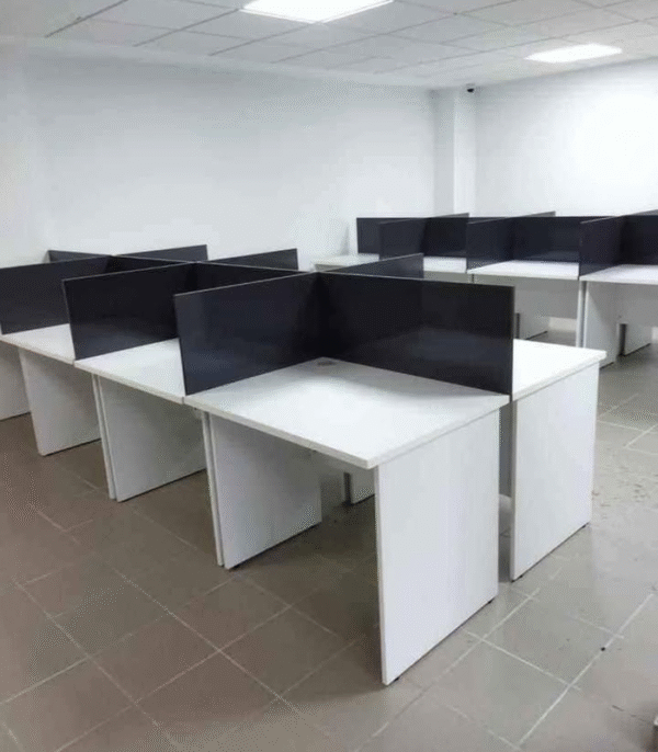 Postes de Travail Modulaires – Cloisonnés, Élégants et Fonctionnels