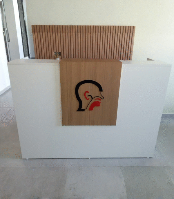 Comptoir d’accueil blanc & bois clair – avec panneau logo intégré