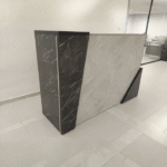 Comptoir d’accueil marbre foncé & gris – design contemporain et structurant