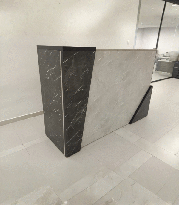 Comptoir d’accueil marbre foncé & gris – design contemporain et structurant