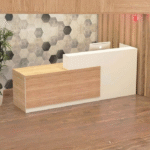Comptoir d’accueil bois clair & blanc – design moderne et chaleureux