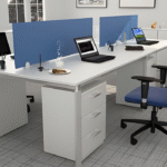 Bureau Duo avec Cloisons Bleues – Style Moderne et Confort Partagé