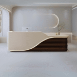 Comptoir d’accueil courbe bois clair & base nervurée foncée – design haut de gamme