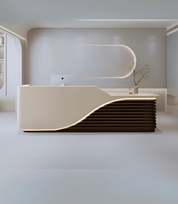 Comptoir d’accueil courbe bois clair & base nervurée foncée – design haut de gamme
