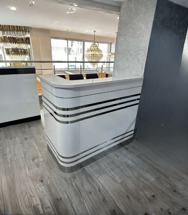 Comptoir d’accueil blanc brillant & bandes métalliques – design courbe haut de gamme