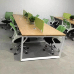 Bureau Collaboratif avec Cloisons Vertes – Ergonomie, Nature et Design Moderne
