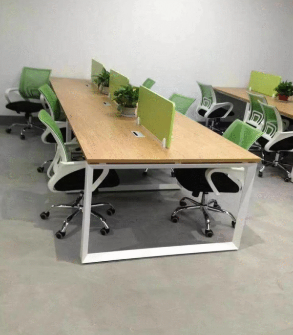 Bureau Collaboratif avec Cloisons Vertes – Ergonomie, Nature et Design Moderne