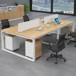 Bureau 4 Postes avec Cloisons Blanches – Collaboration, Élégance et Vue Inspirante