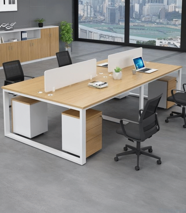 Bureau 4 Postes avec Cloisons Blanches – Collaboration, Élégance et Vue Inspirante