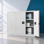 Armoire basse en métal avec portes pliantes et serrure – 2 étagères ajustables – Dimensions : 1000 x 1200 x 450 mm – Finition gris clair