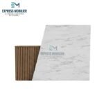 Panneau bois à lames verticales & dalle marbre blanc veiné – duo décoratif pour showroom ou espace technique