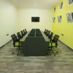 Poste de Travail Collaboratif 8 Places – Design Fonctionnel & Ambiance Dynamique