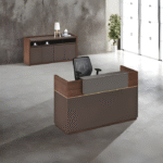 Comptoir d’accueil moderne bois foncé et gris