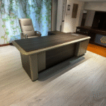 Bureau de direction prestige bois foncé et finitions beige – Élégance naturelle pour espaces professionnels haut de gamme