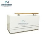 Comptoir d’accueil blanc brillant avec rehausse bois – Design épuré pour espaces professionnels accueillants